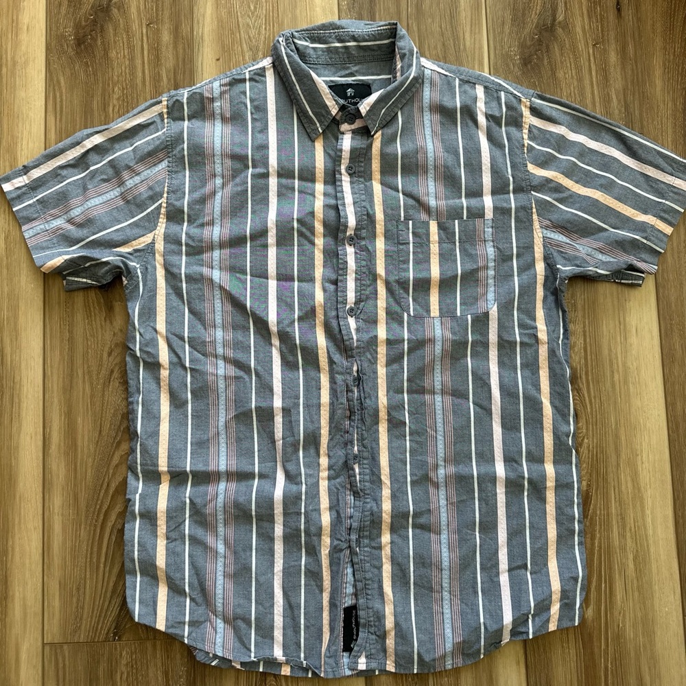 Shouthouse button up